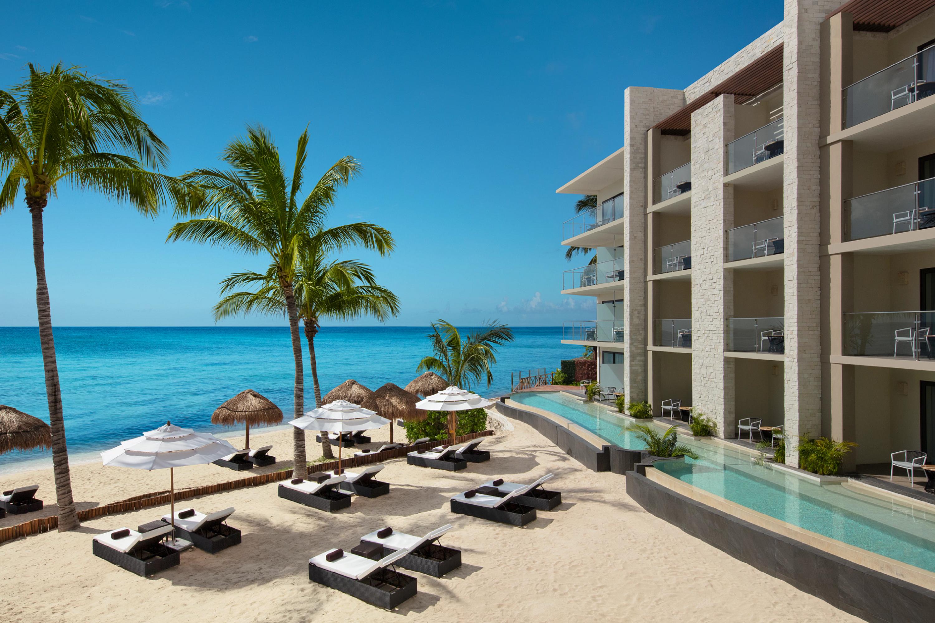 Suite Cuádruple Júnior con Vista a la Piscina