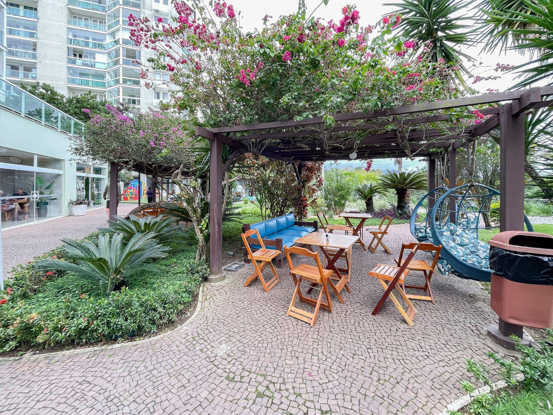 image-housing-carousel