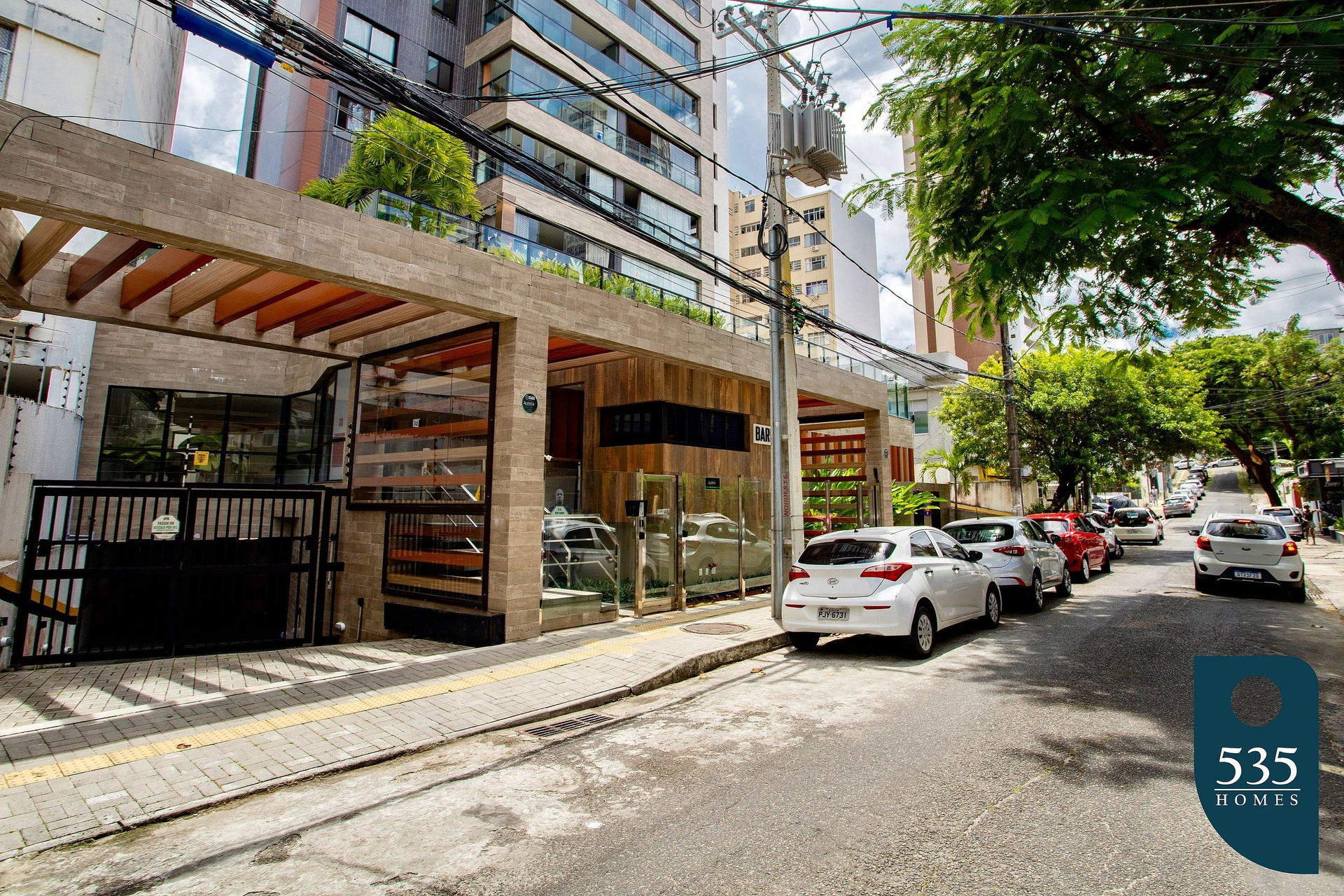 image-housing-carousel
