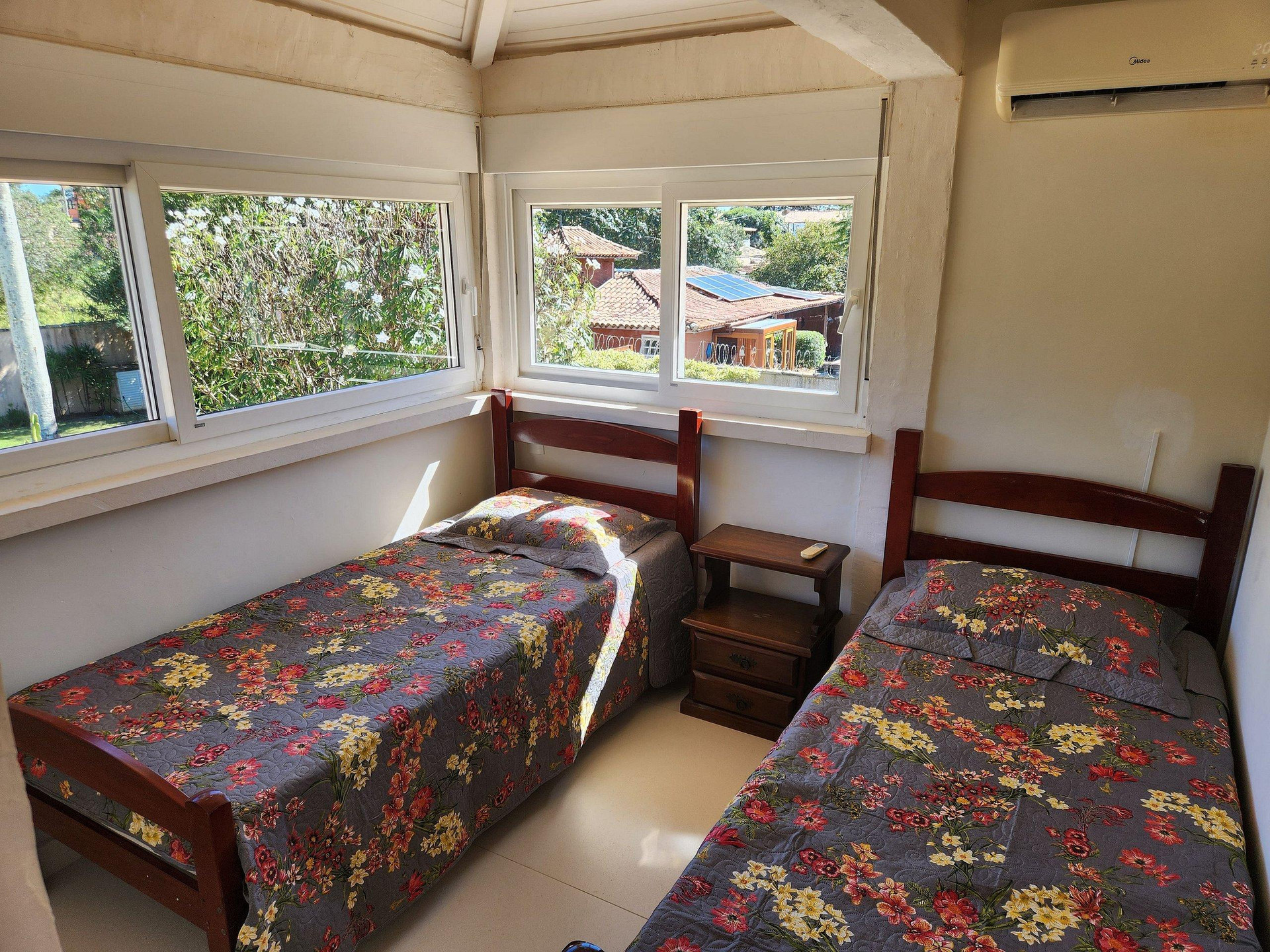 image-housing-carousel