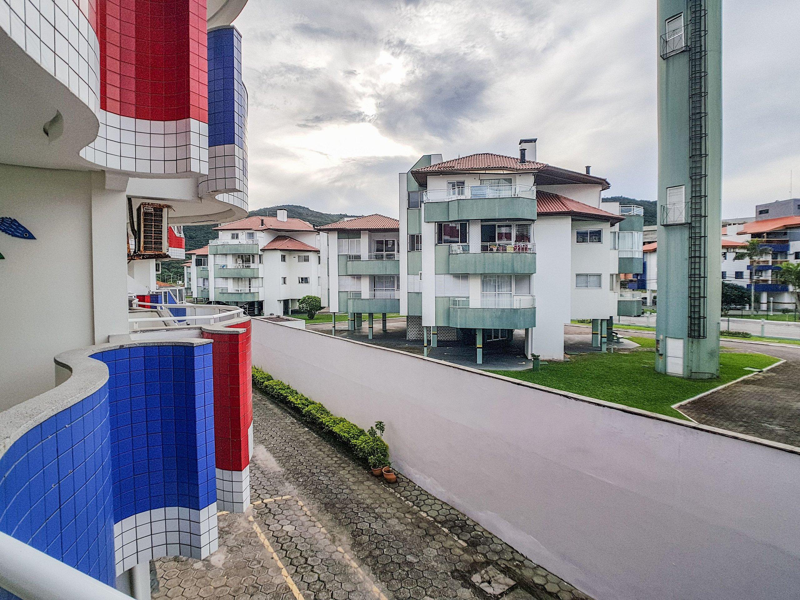 image-housing-carousel