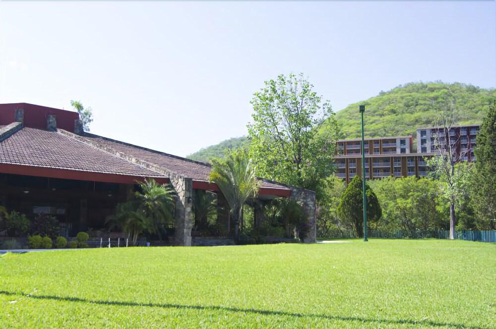 image-housing-carousel