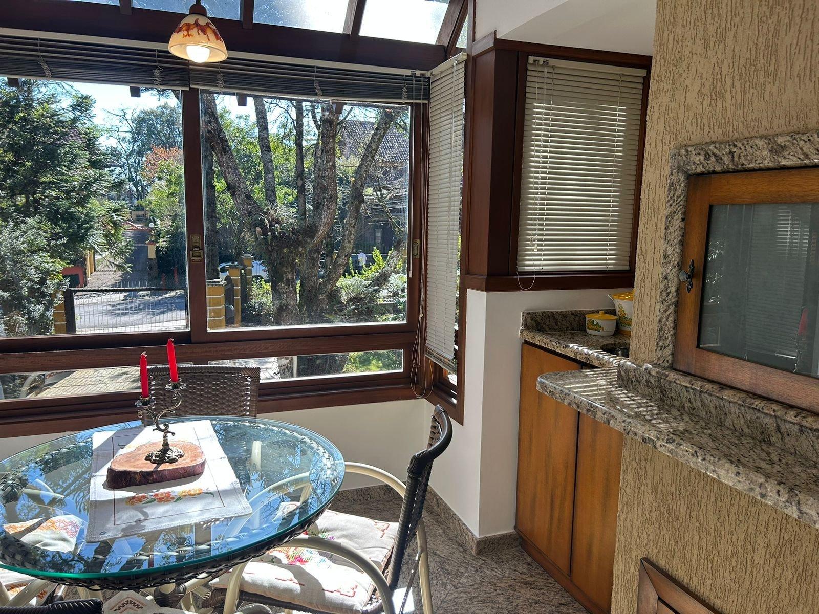 image-housing-carousel