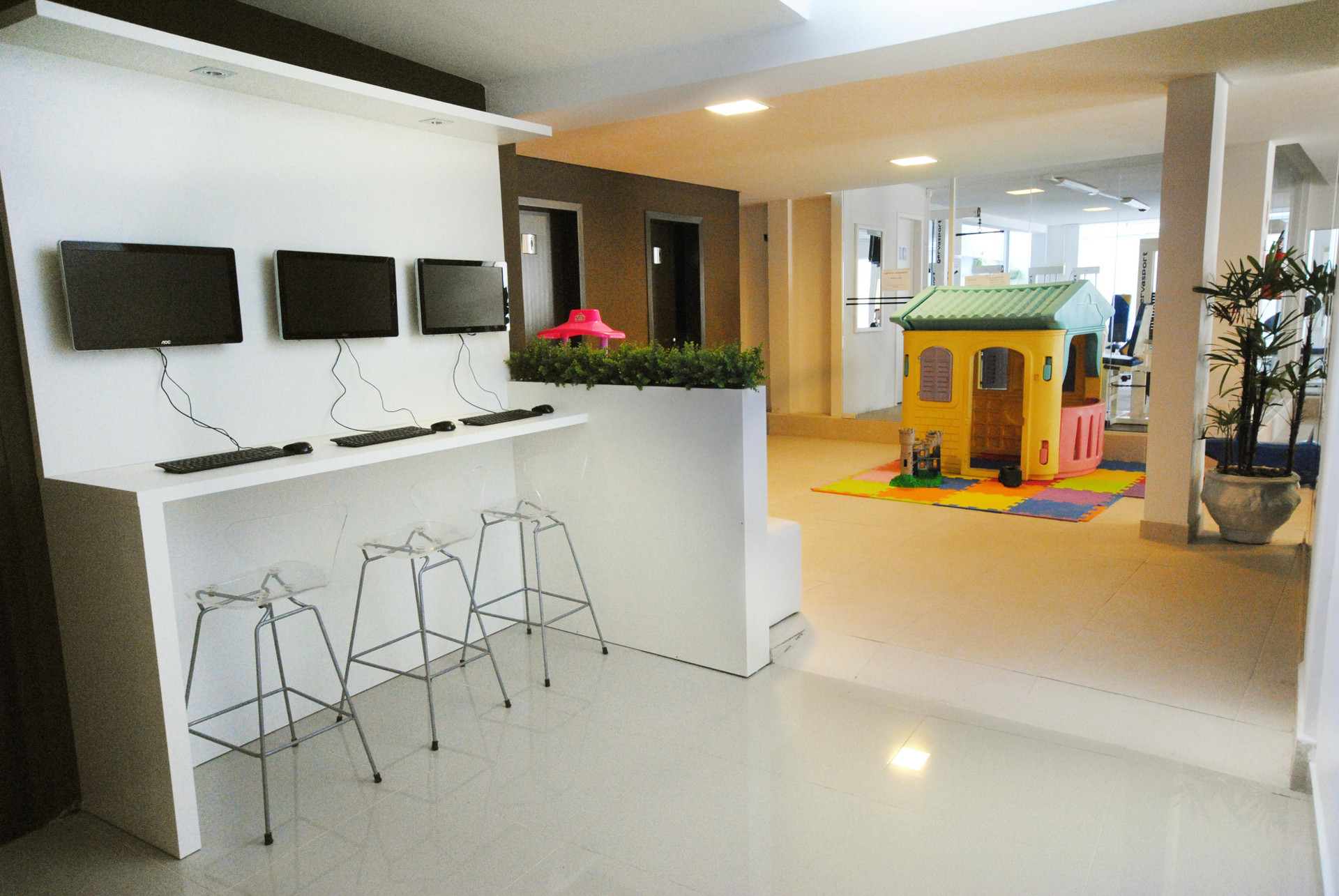 image-housing-carousel