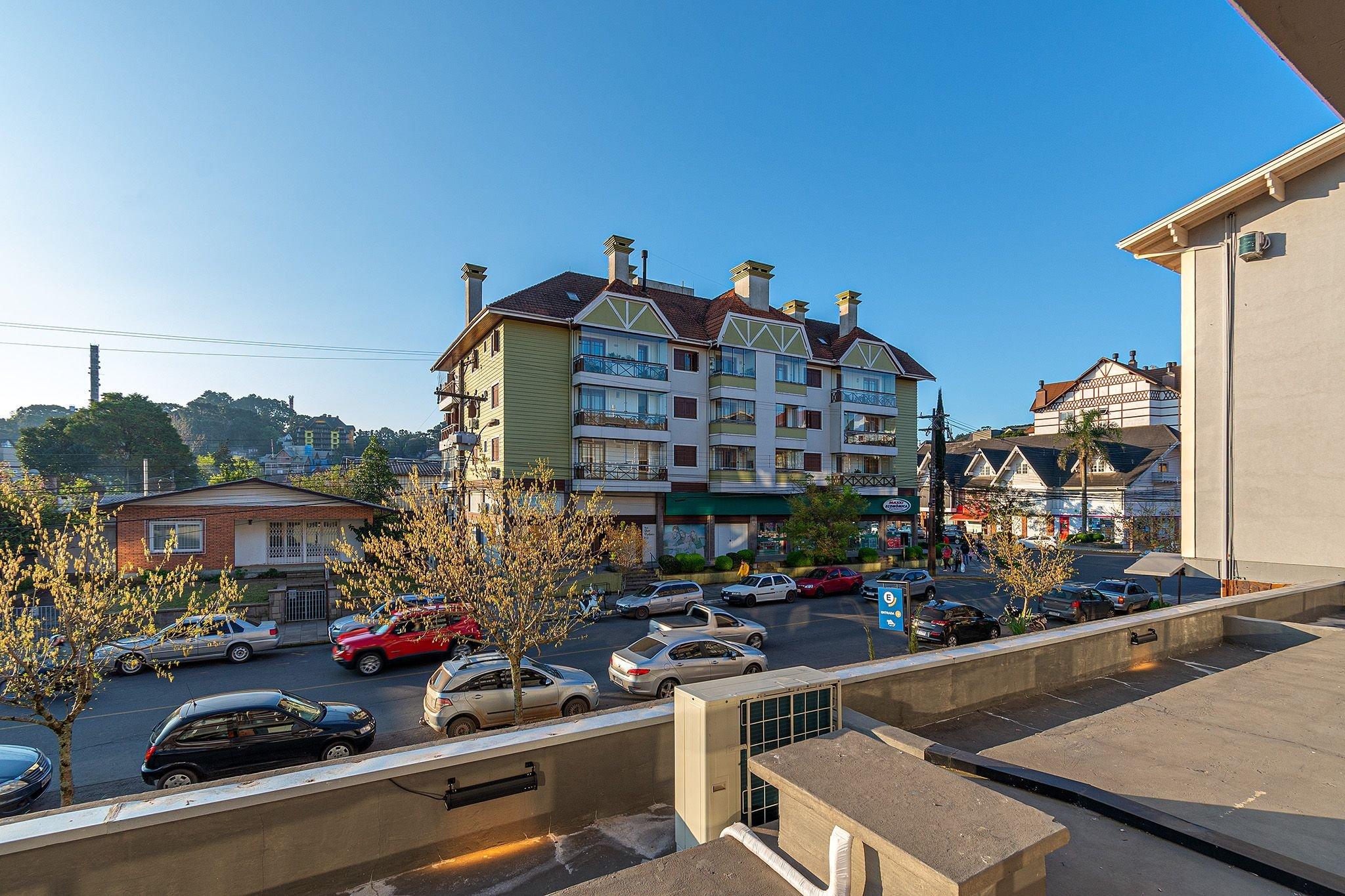 image-housing-carousel