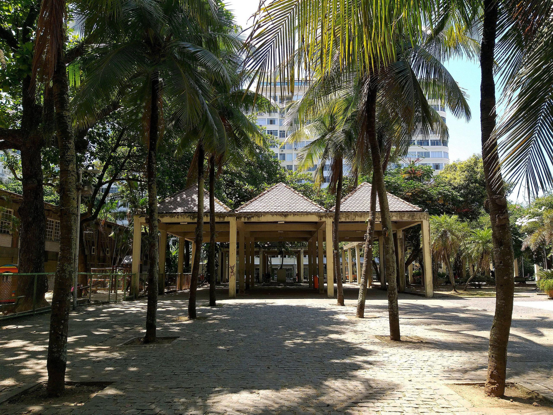 image-housing-carousel
