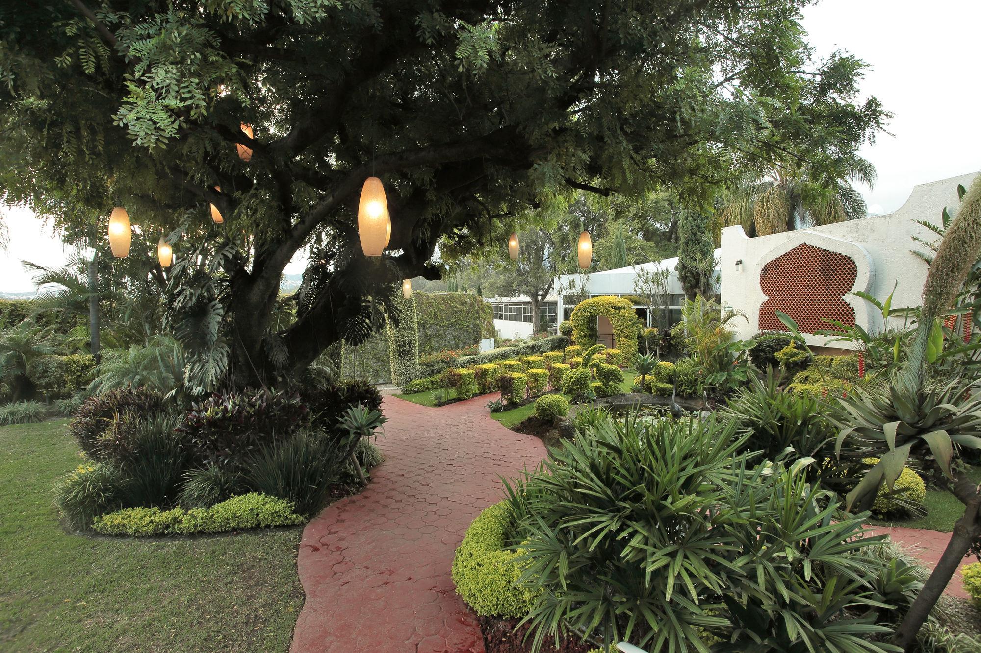 image-housing-carousel