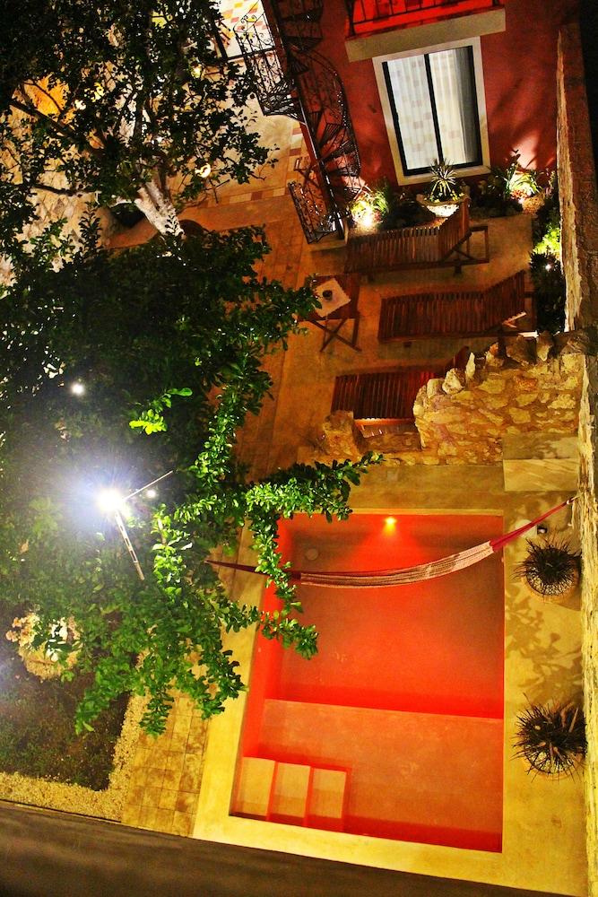 image-housing-carousel