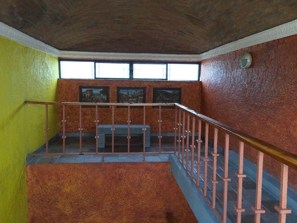 image-housing-carousel
