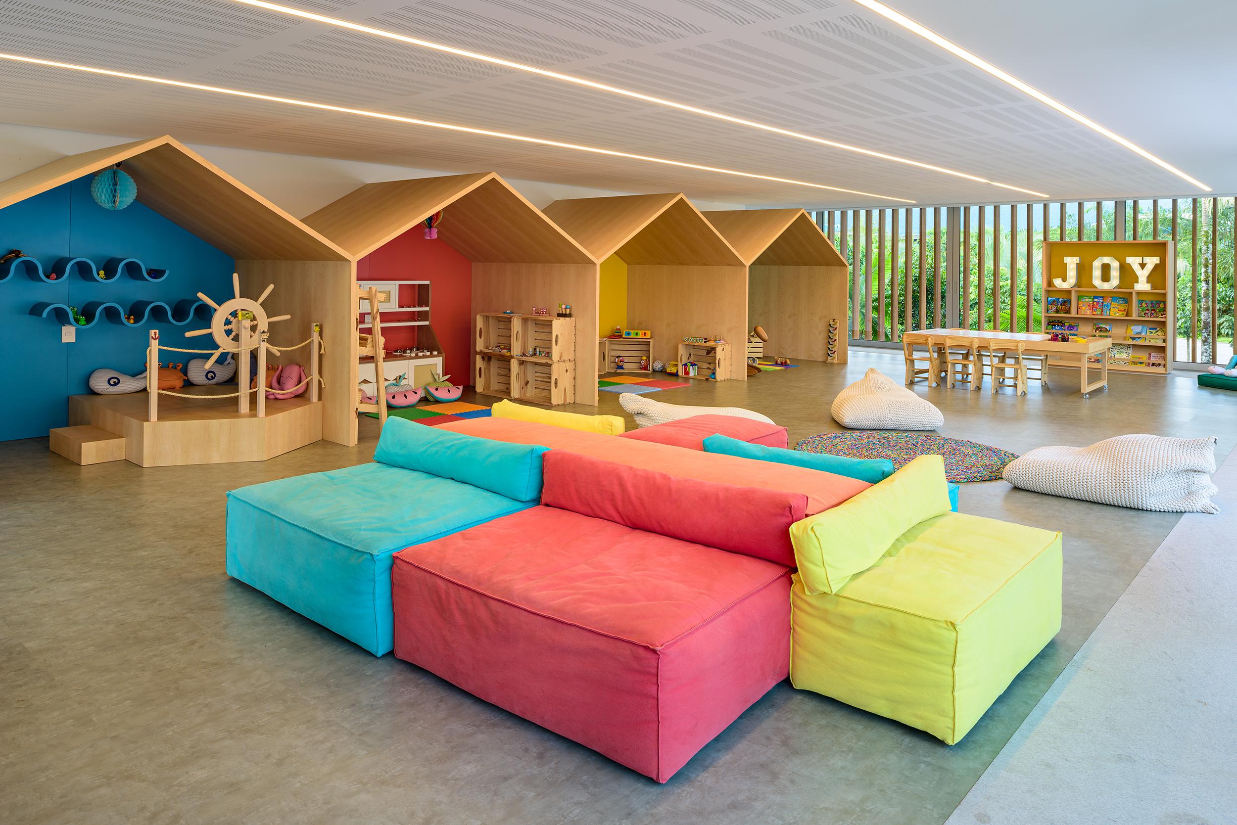 image-housing-carousel