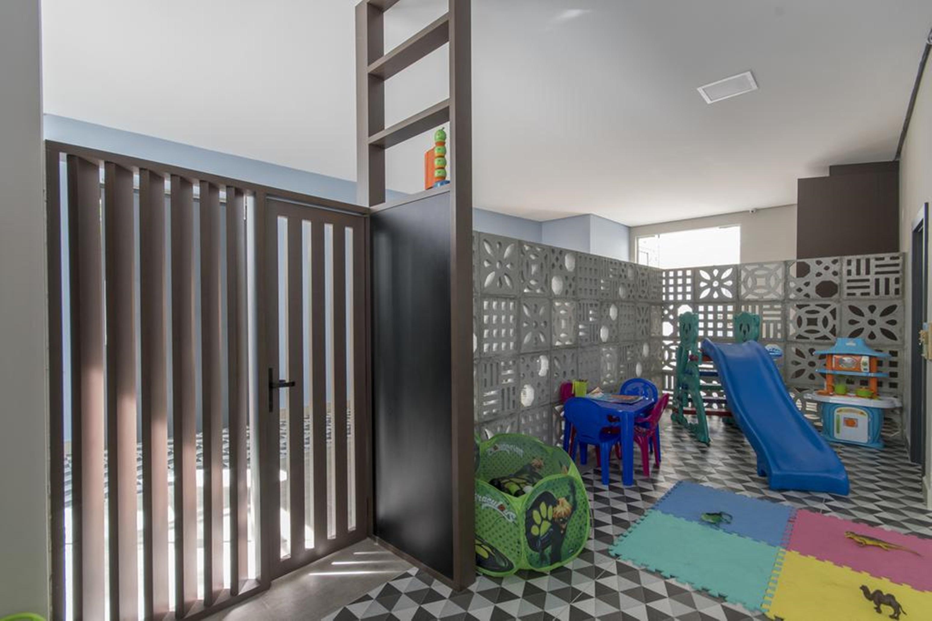 image-housing-carousel