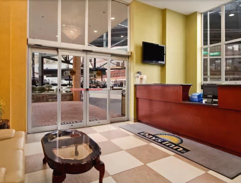 image-housing-carousel