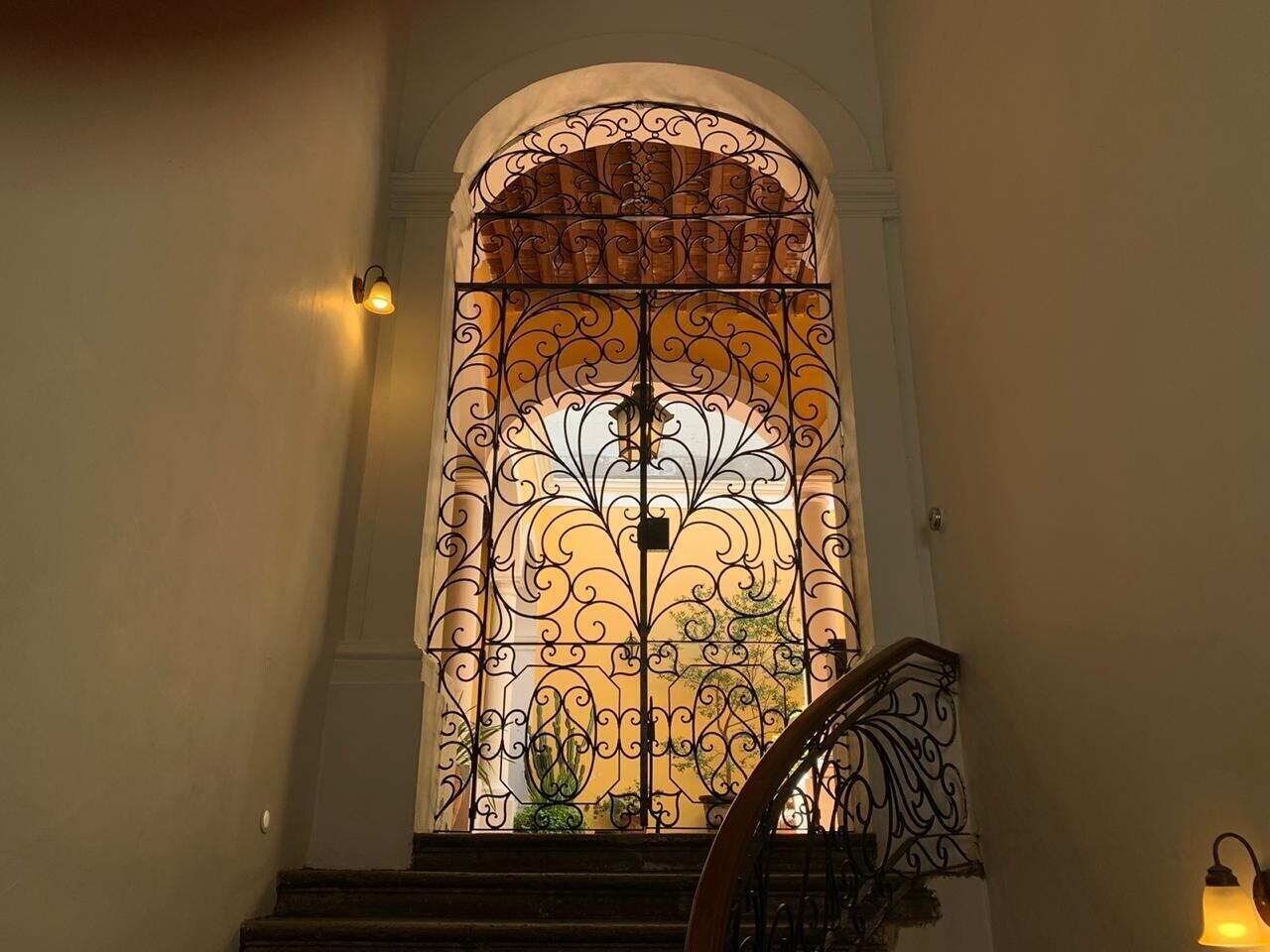 image-housing-carousel