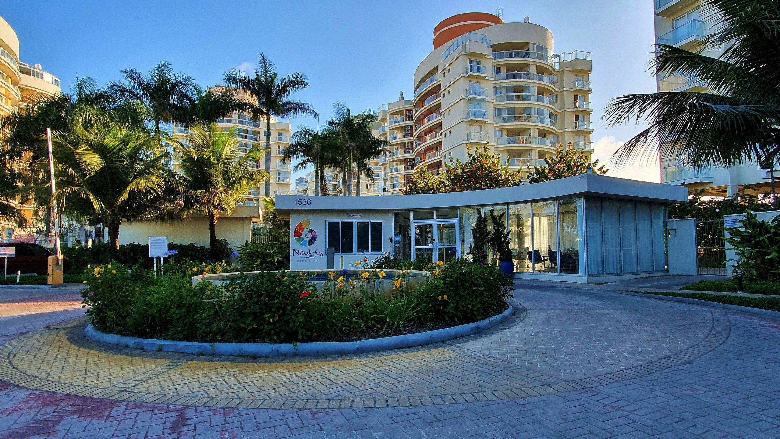 image-housing-carousel