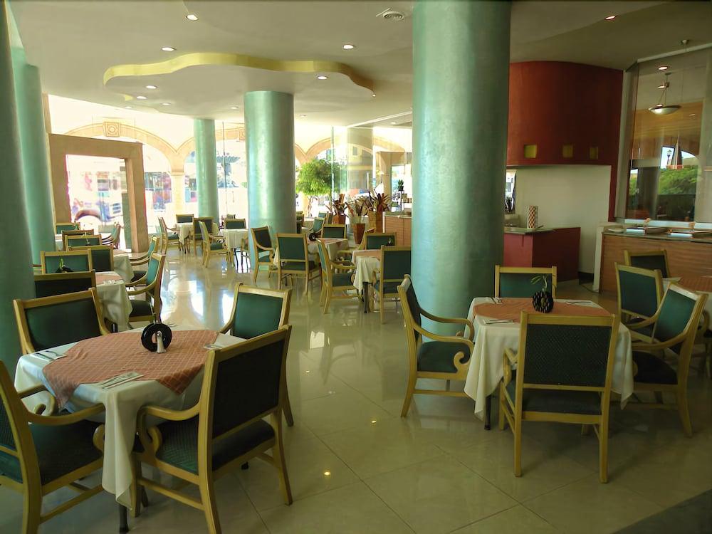 image-housing-carousel