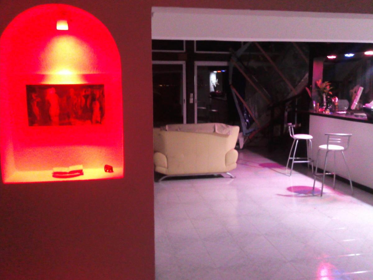 image-housing-carousel