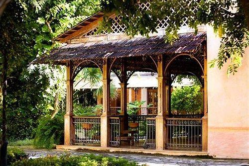 image-housing-carousel
