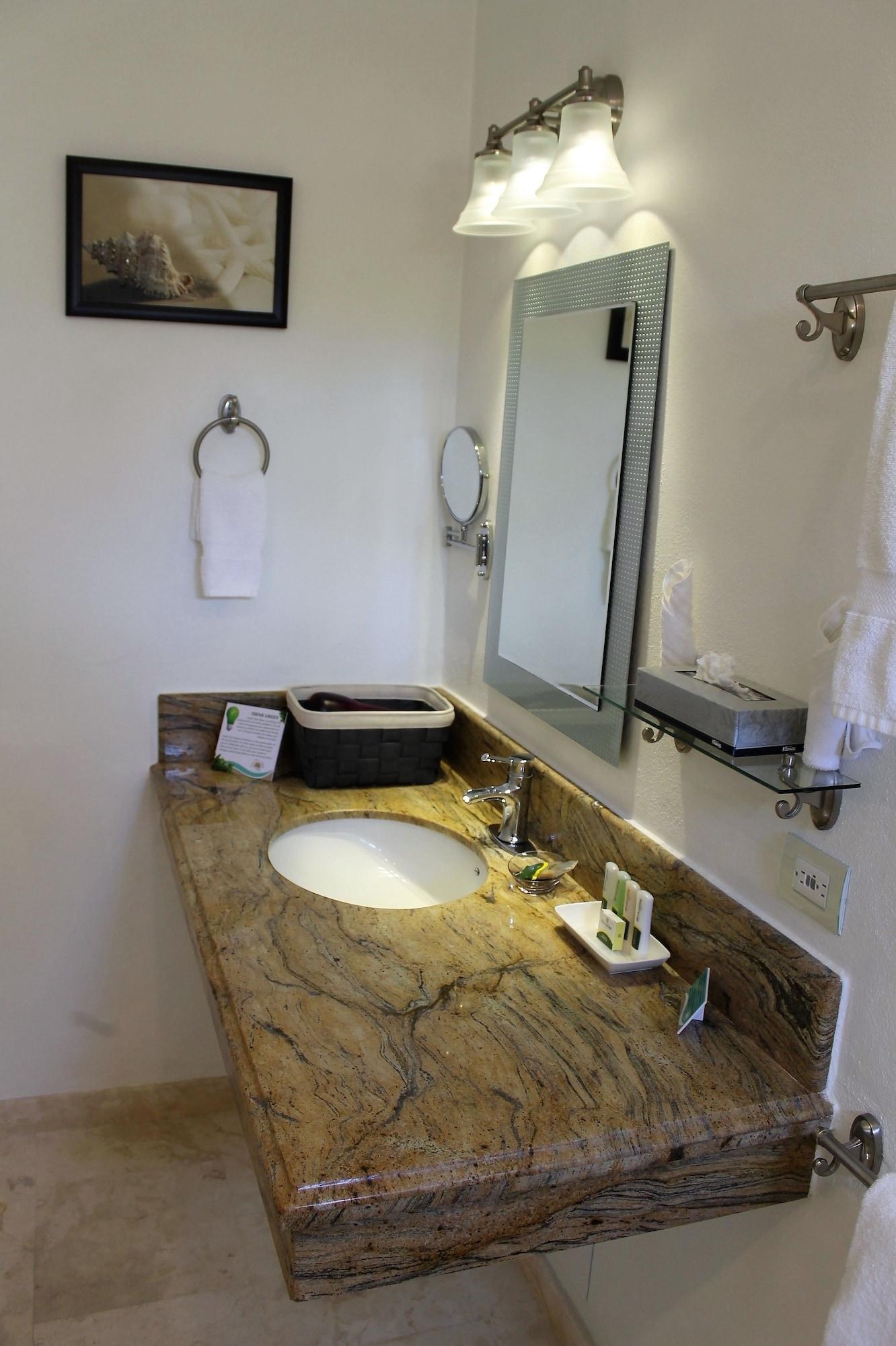 Habitación doble Deluxe, 2 camas Queen size, vista a la piscina, en el área del jardín