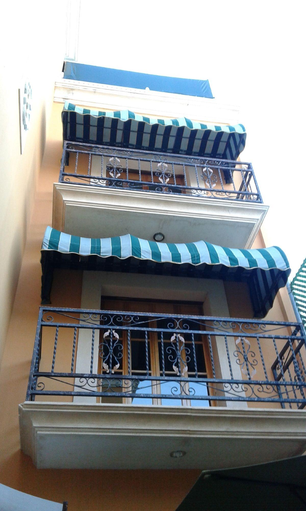 image-housing-carousel