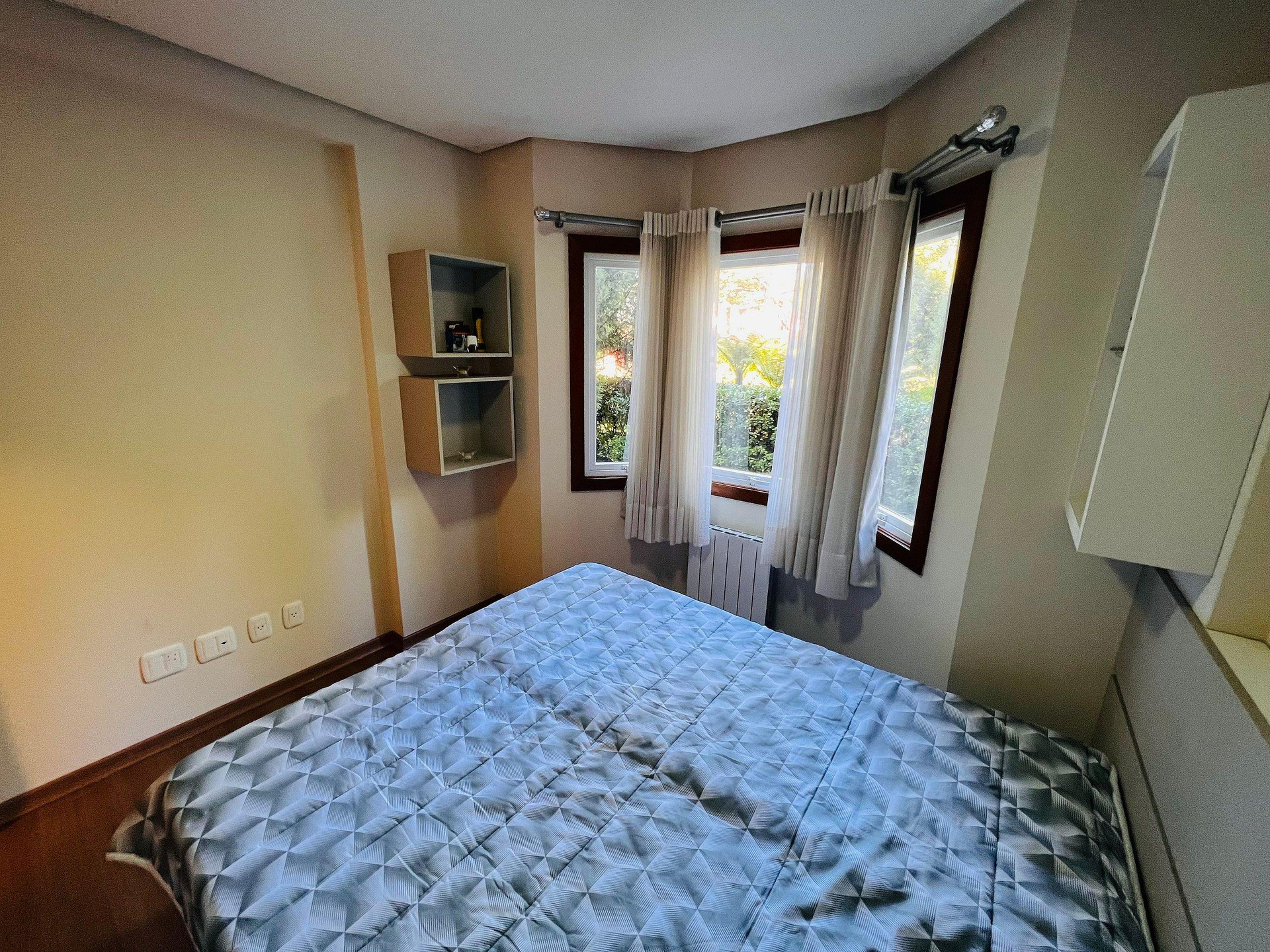 image-housing-carousel