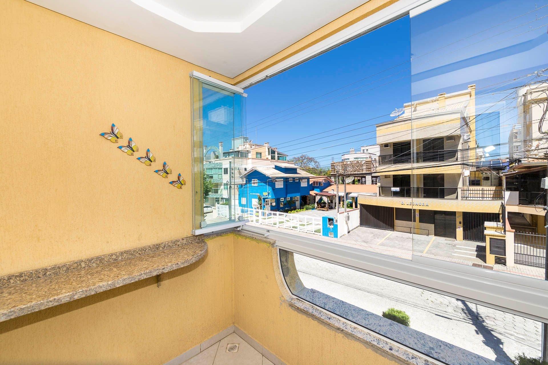 image-housing-carousel