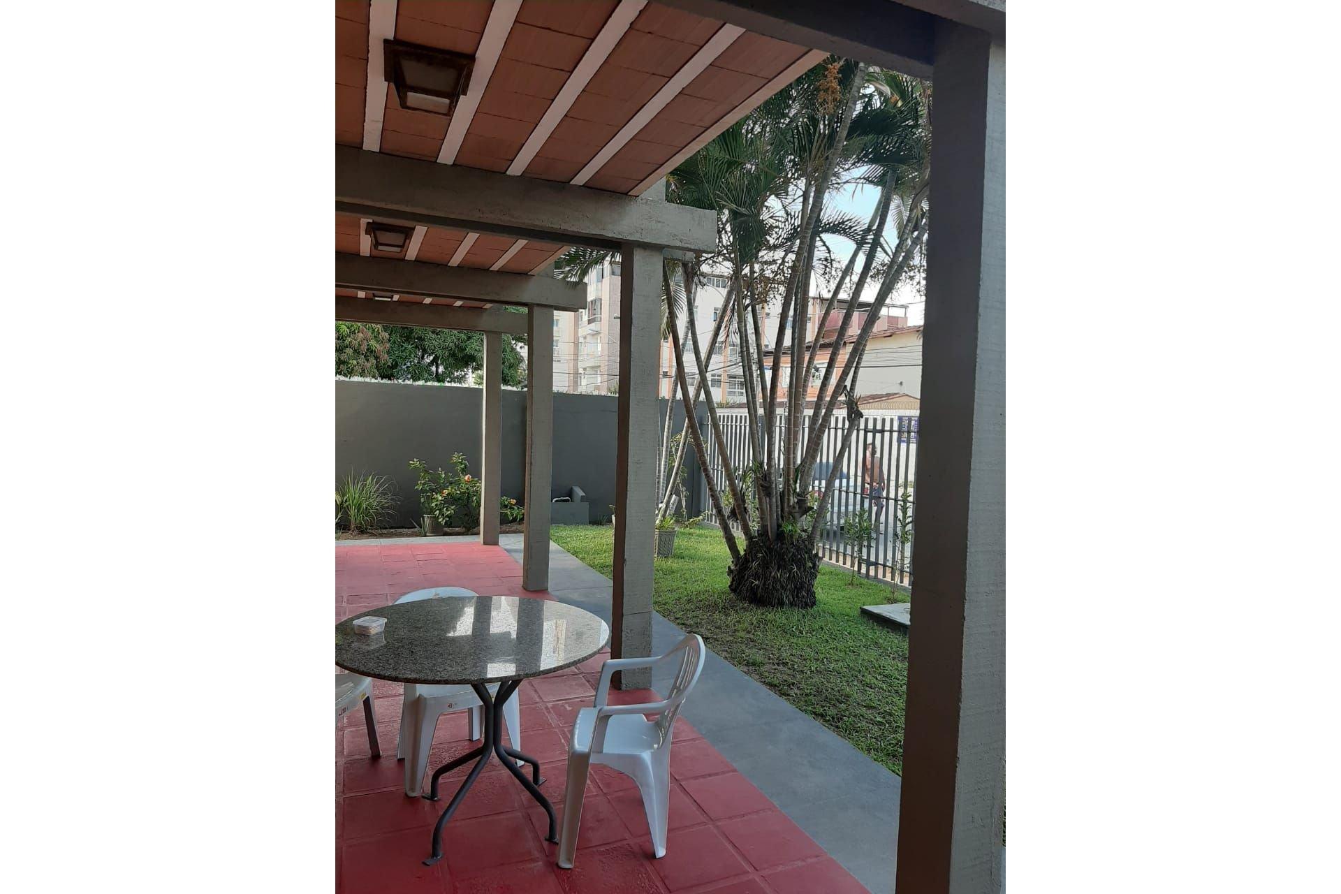 image-housing-carousel