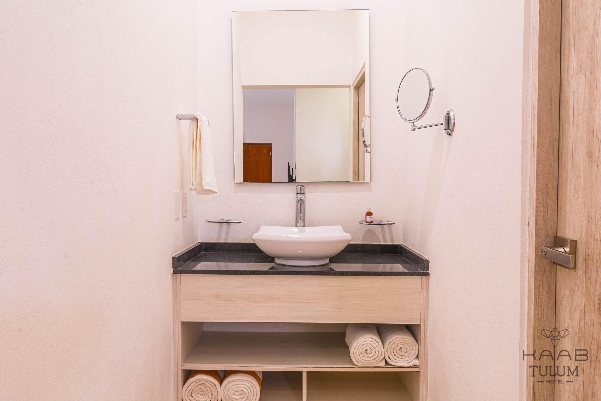 Suite familiar, Varias camas, vista a la piscina