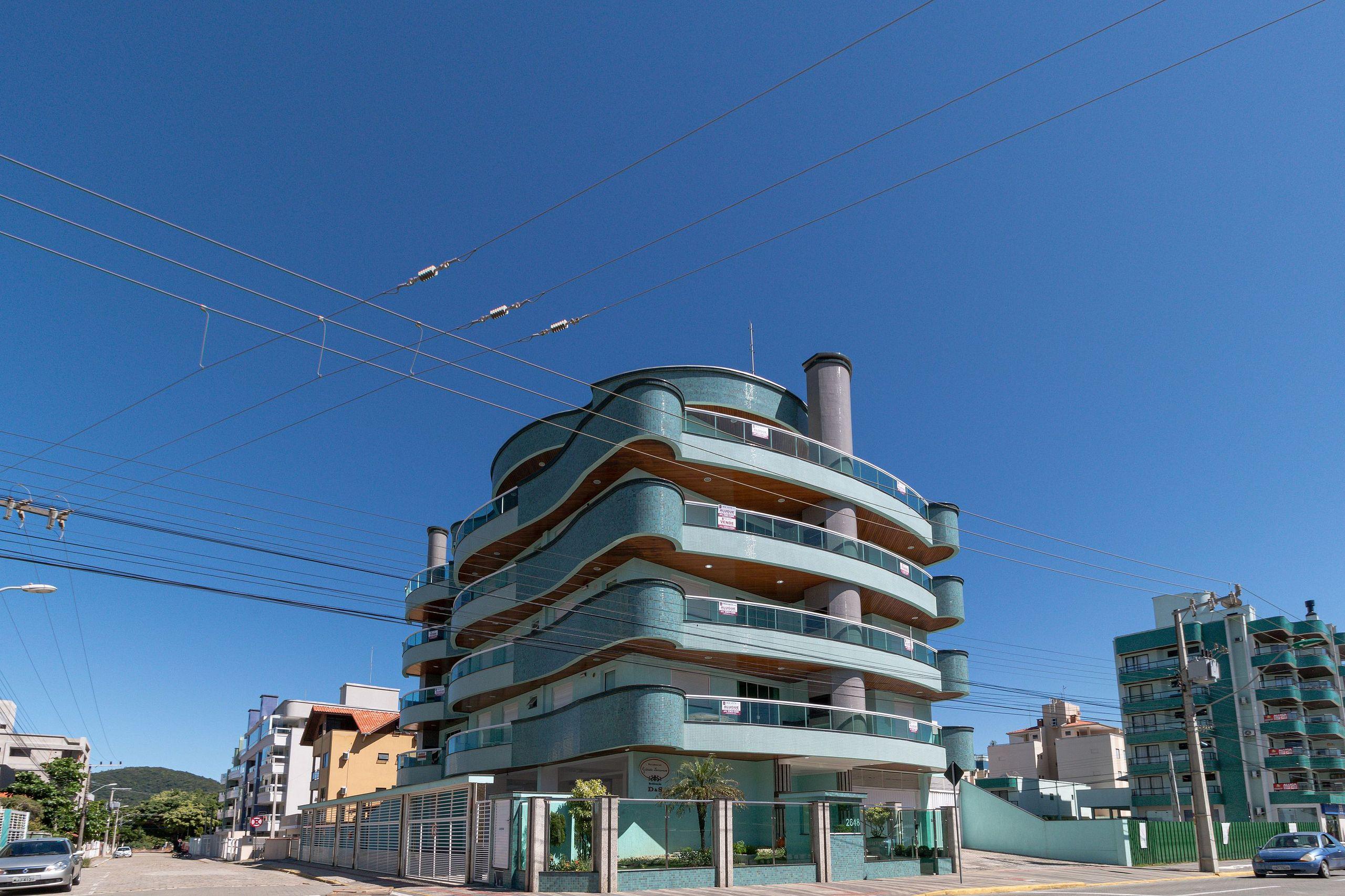 image-housing-carousel