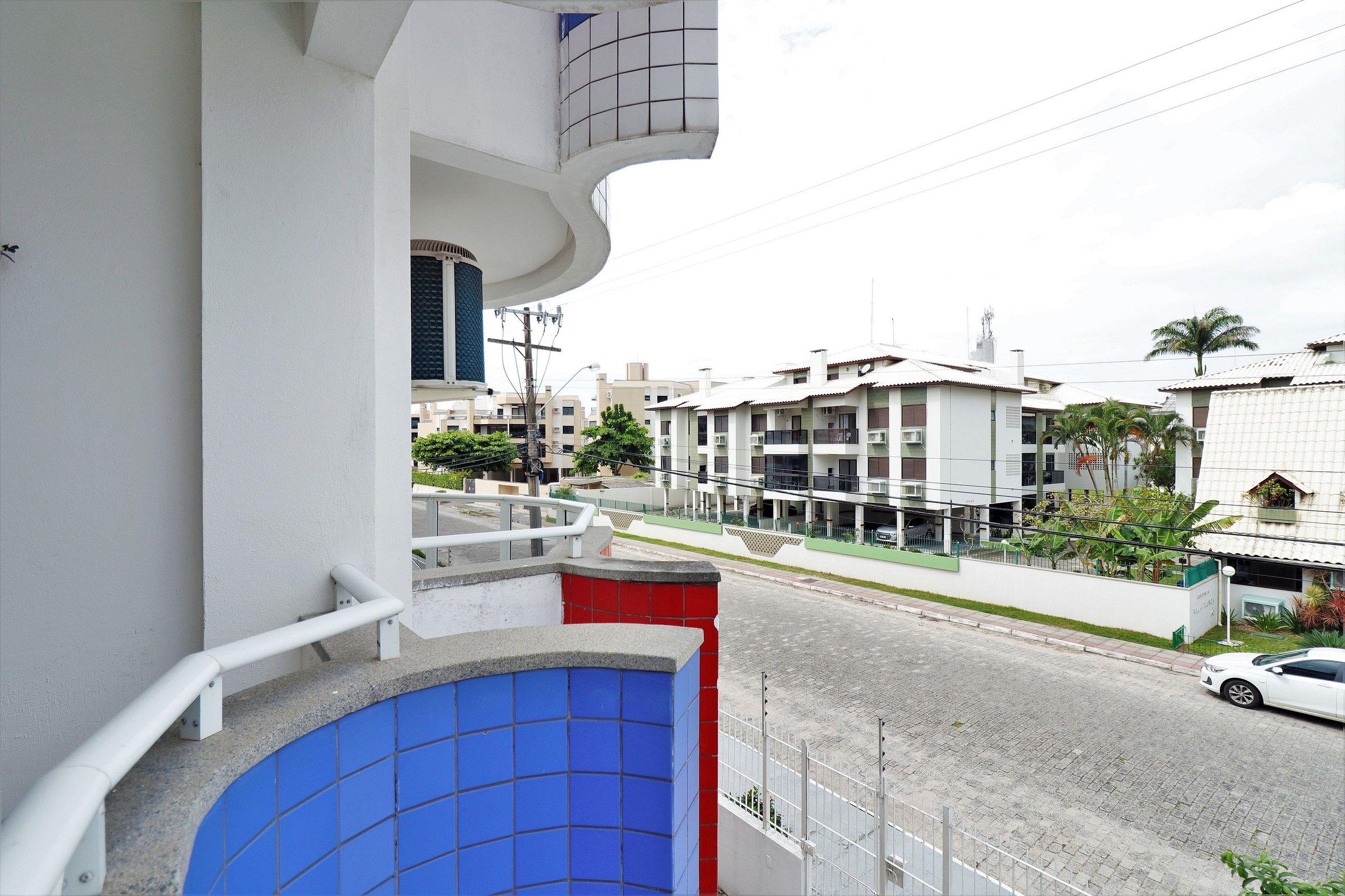 image-housing-carousel
