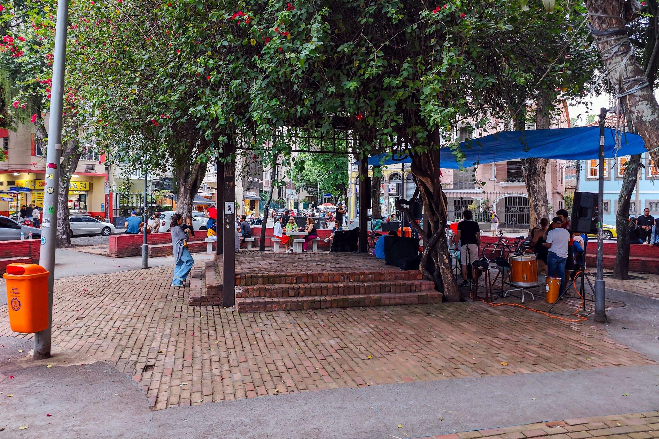 image-housing-carousel