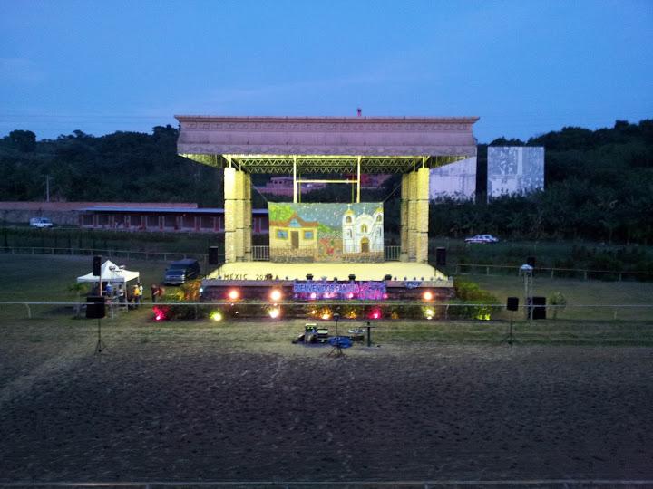image-housing-carousel