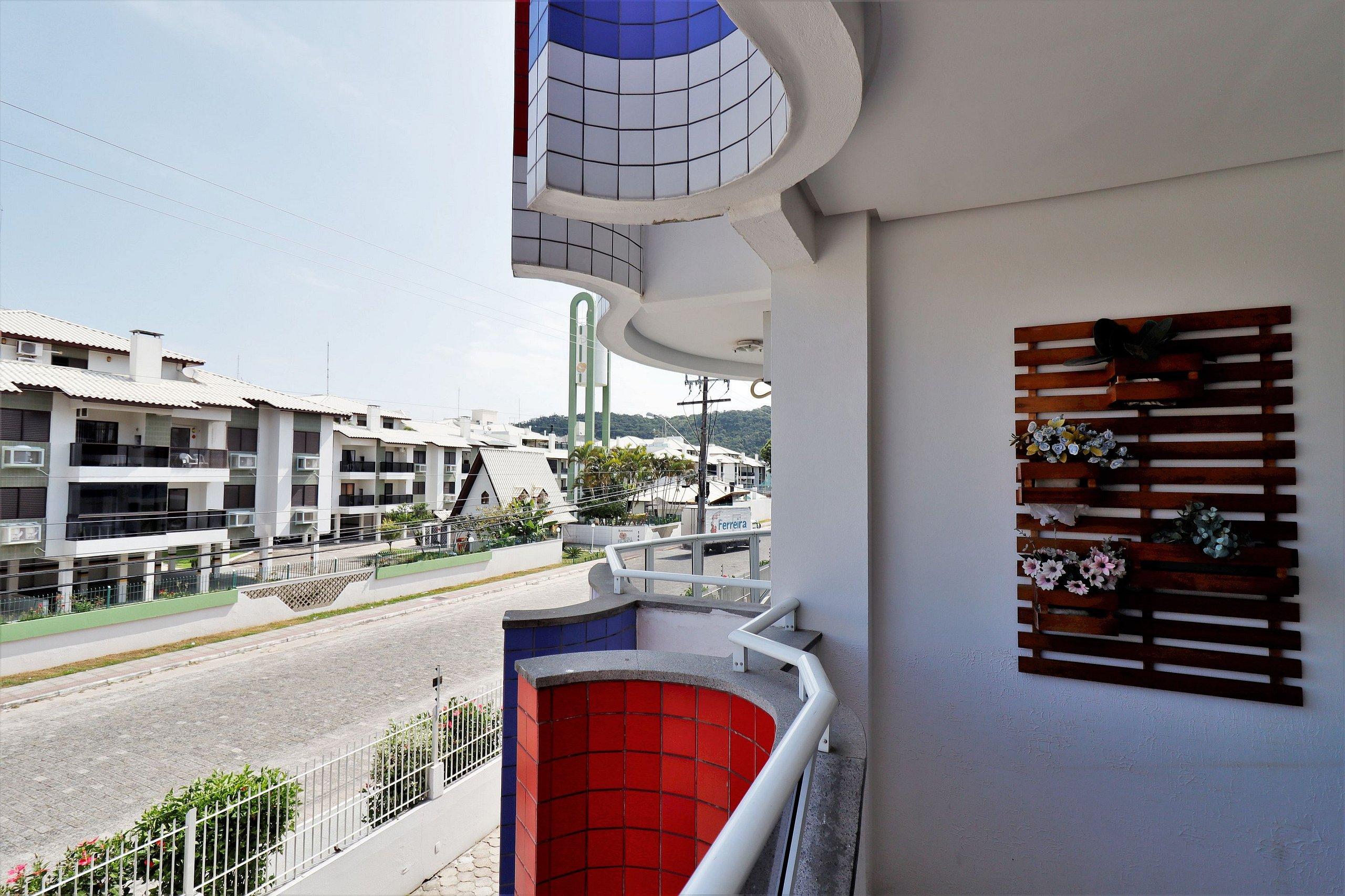 image-housing-carousel