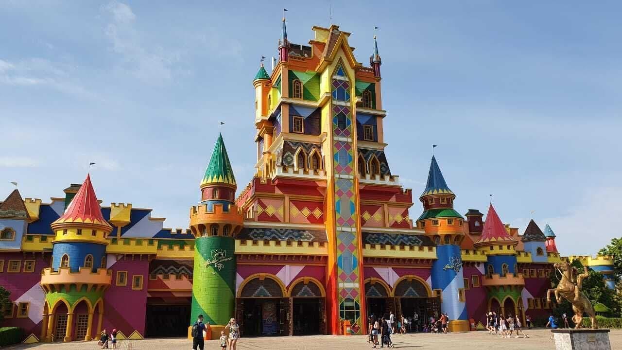 image-housing-carousel