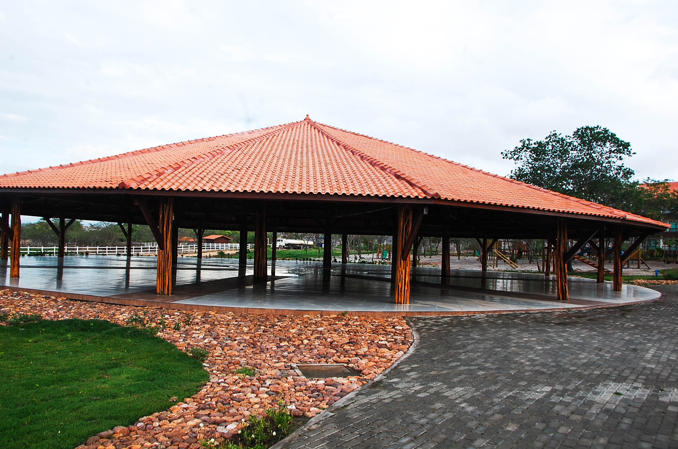 image-housing-carousel