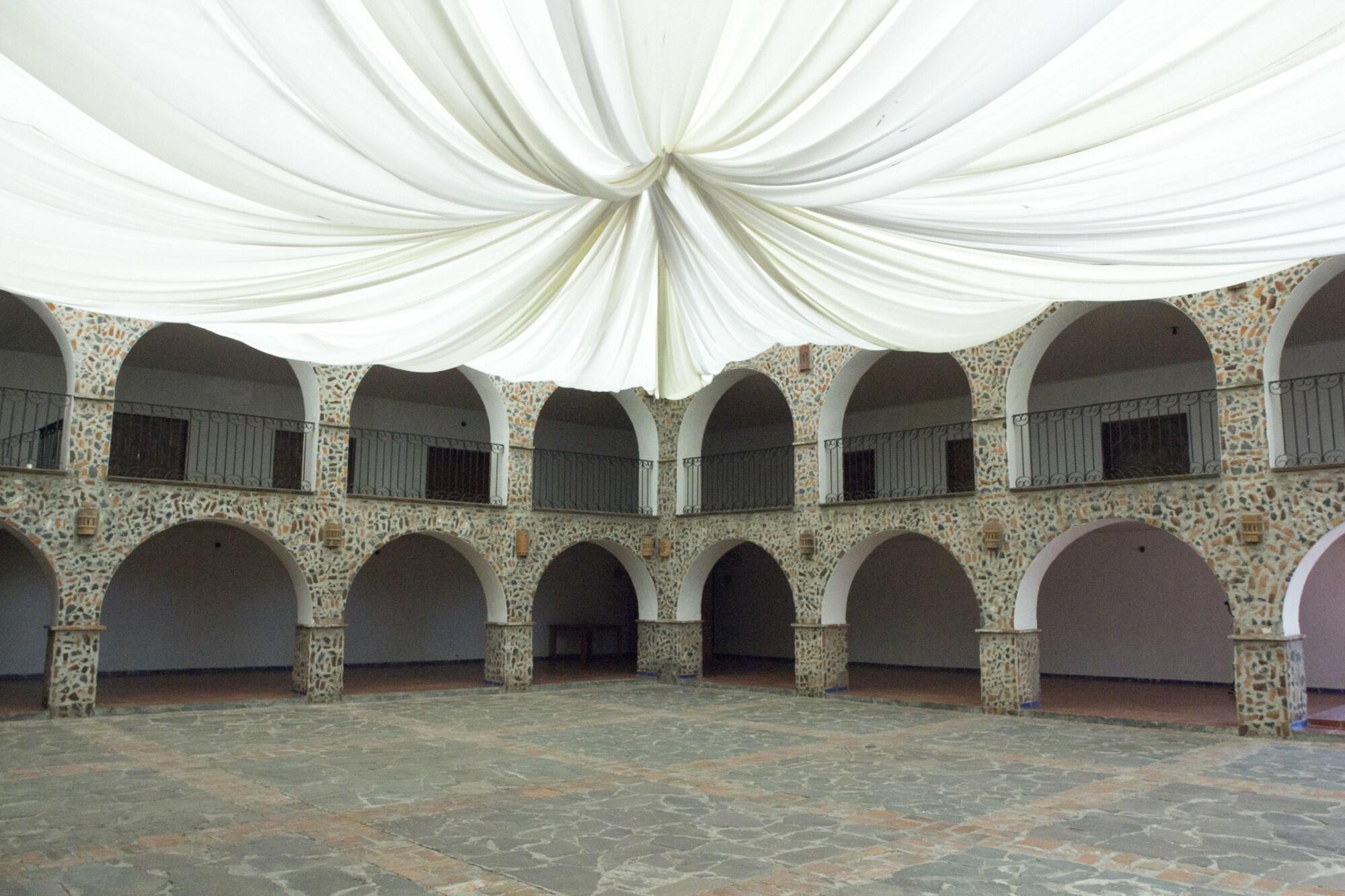 image-housing-carousel