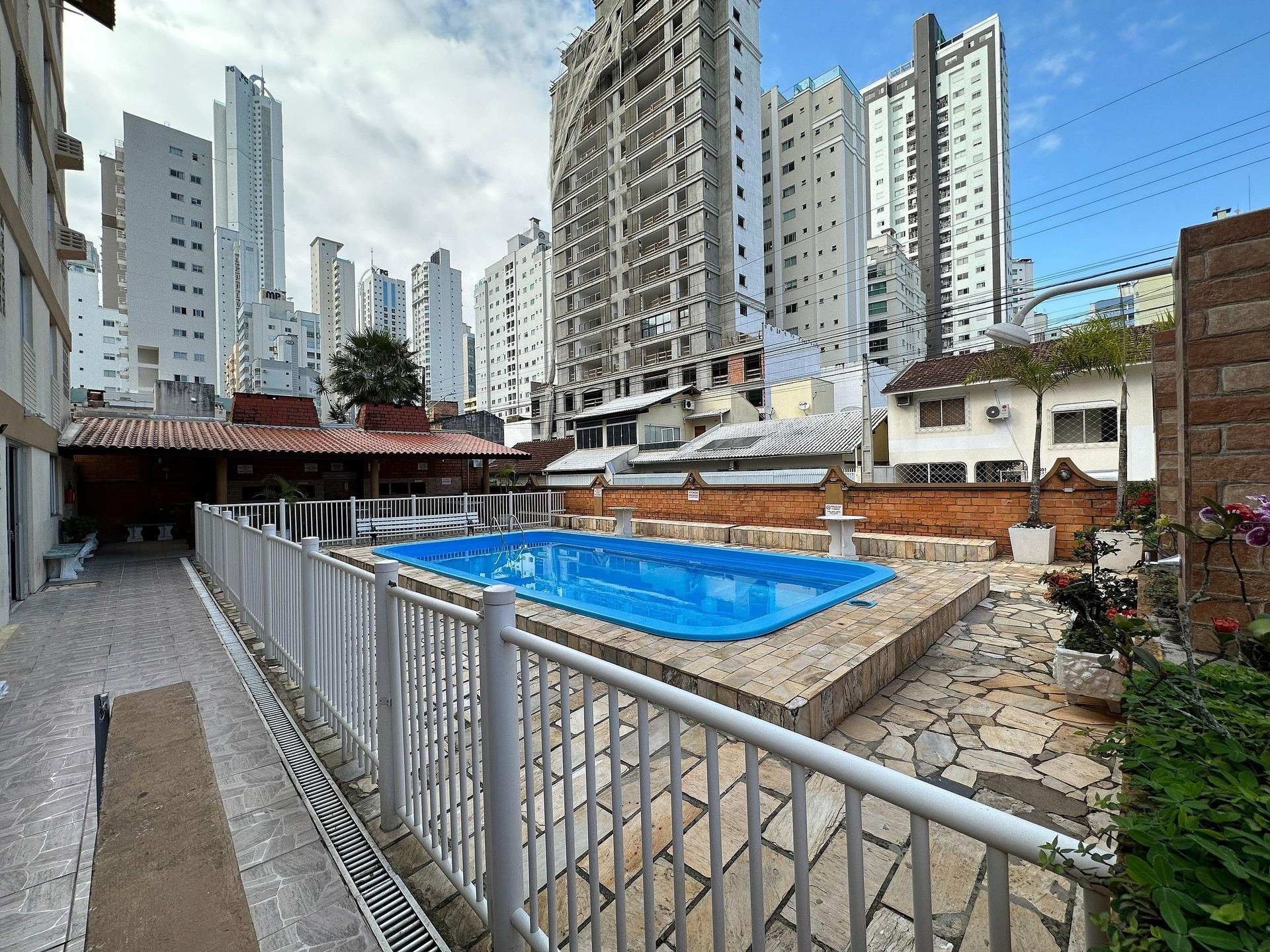 image-housing-carousel