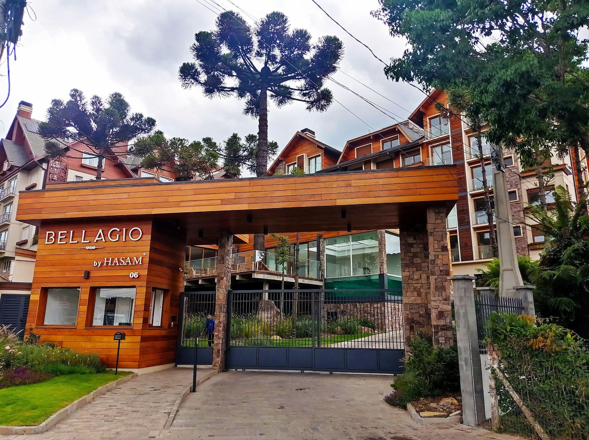 image-housing-carousel