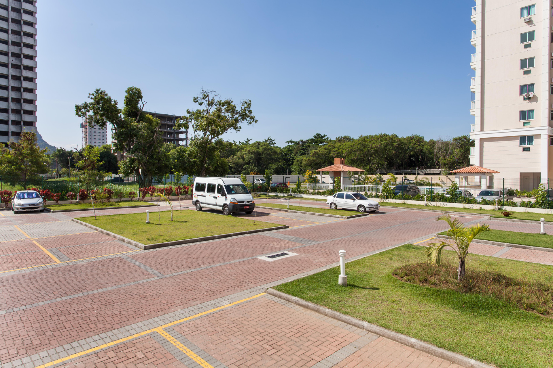 image-housing-carousel