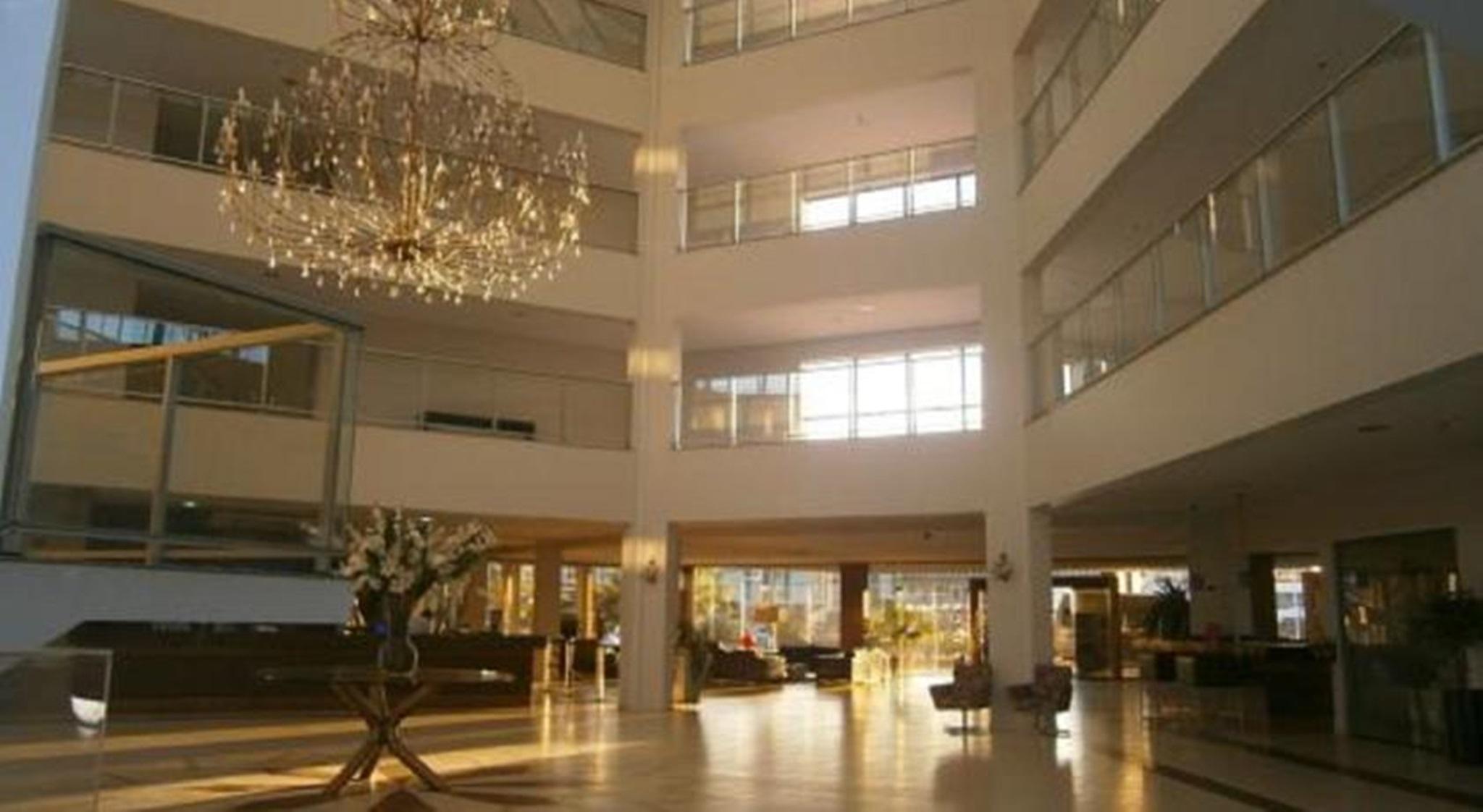 image-housing-carousel