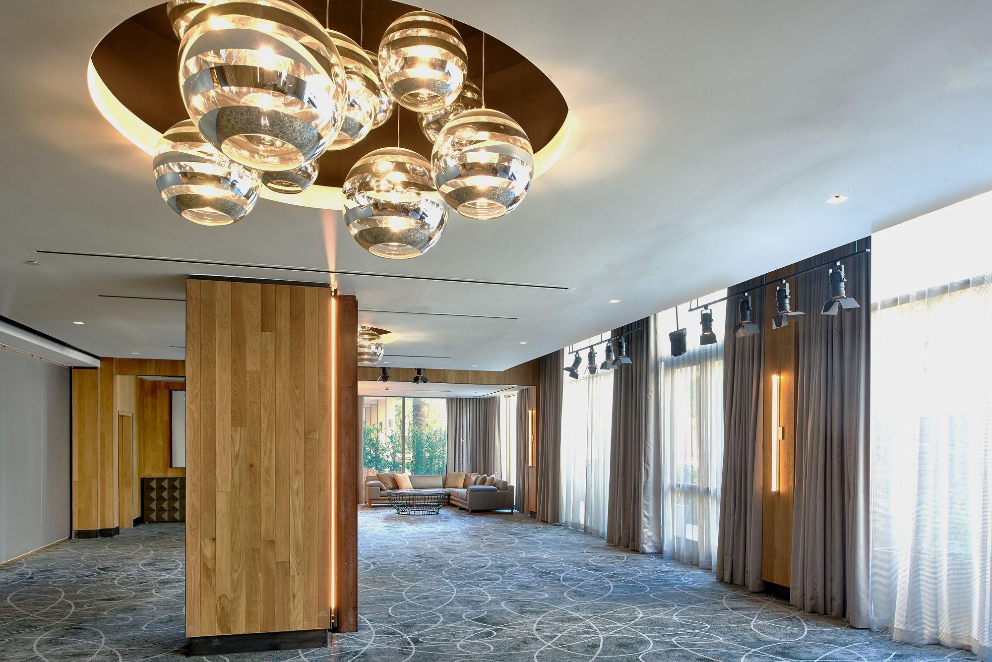 image-housing-carousel