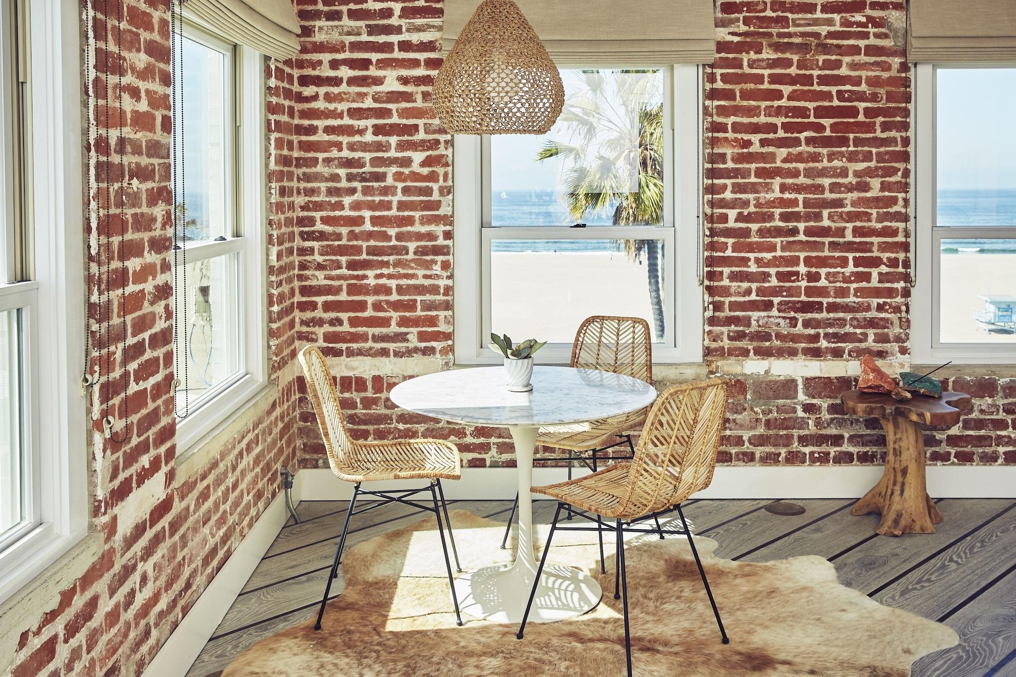 image-housing-carousel