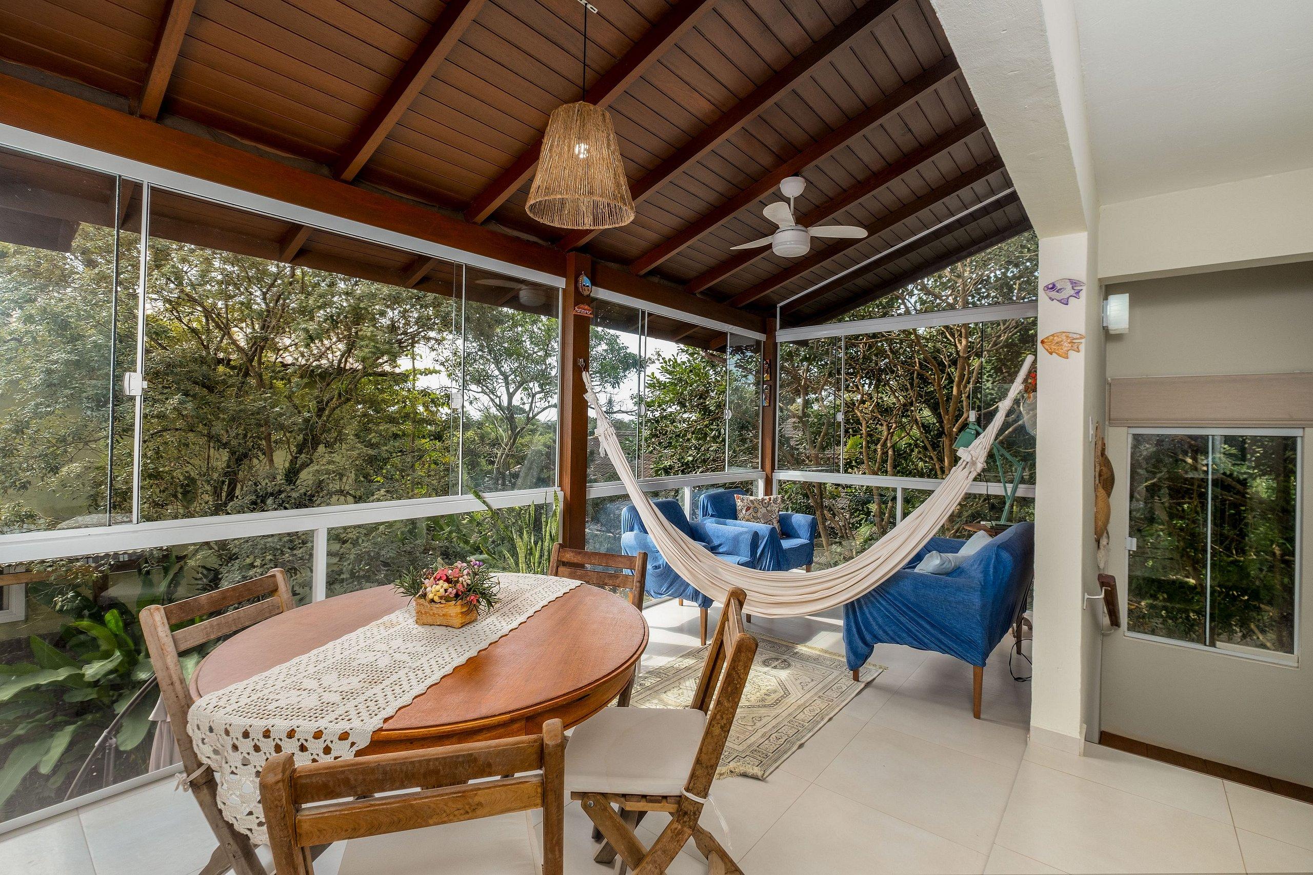 image-housing-carousel