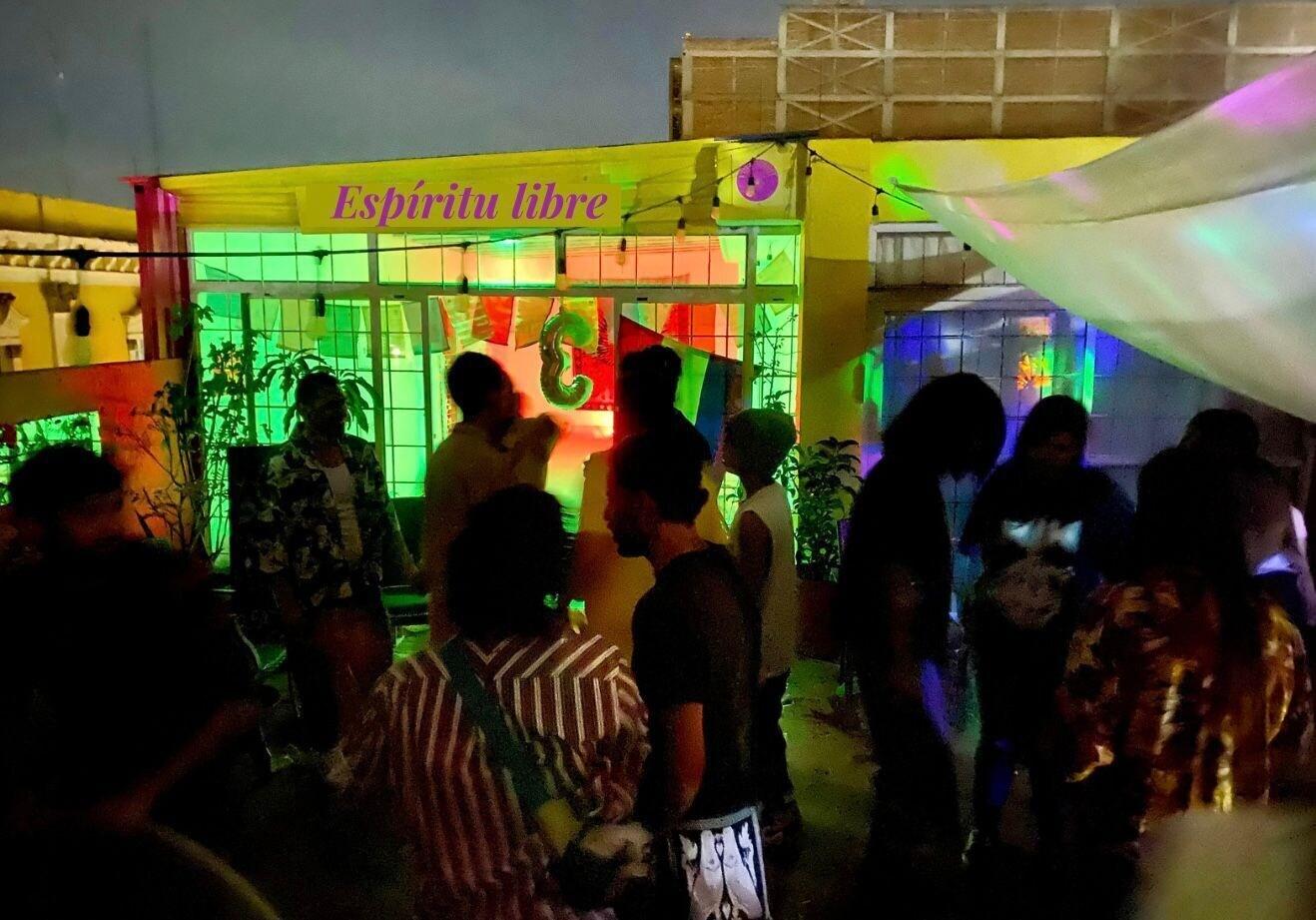 image-housing-carousel