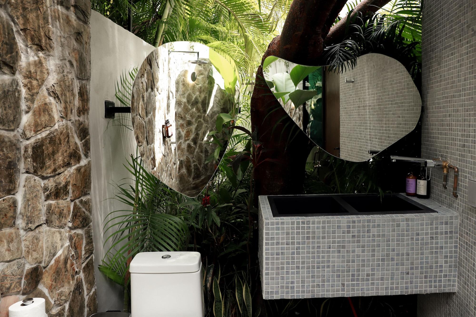 Wild Studio with Outdoor Bathroom