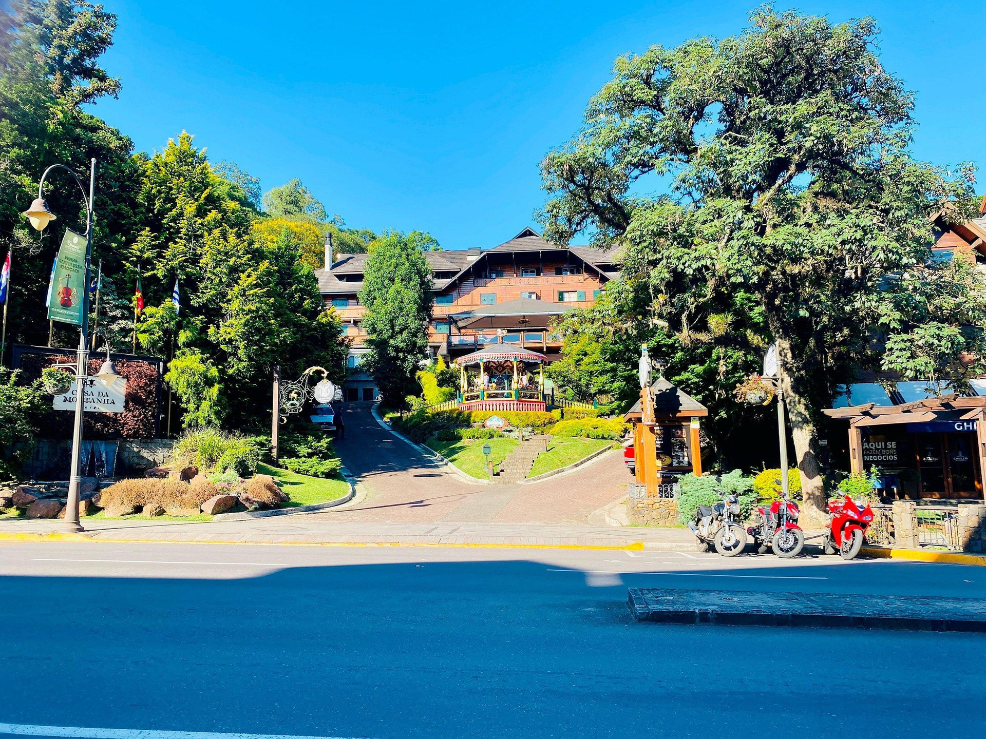 image-housing-carousel