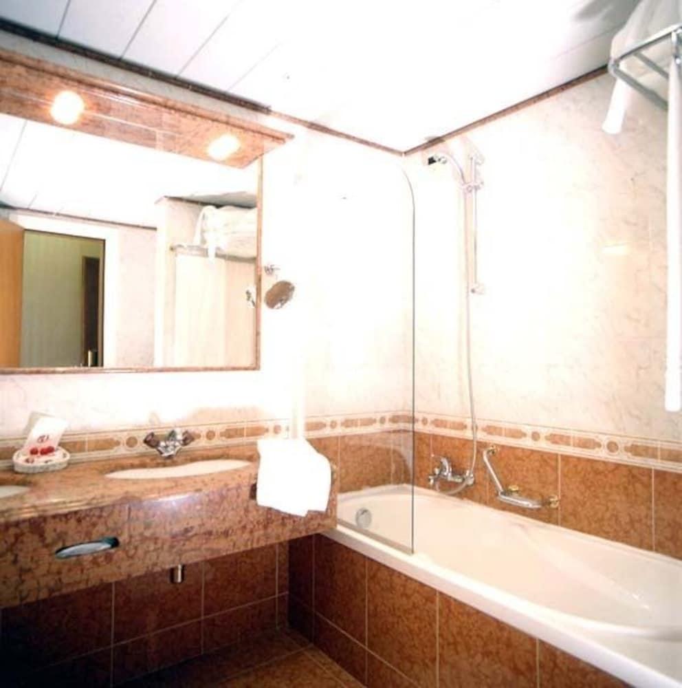 image-housing-carousel