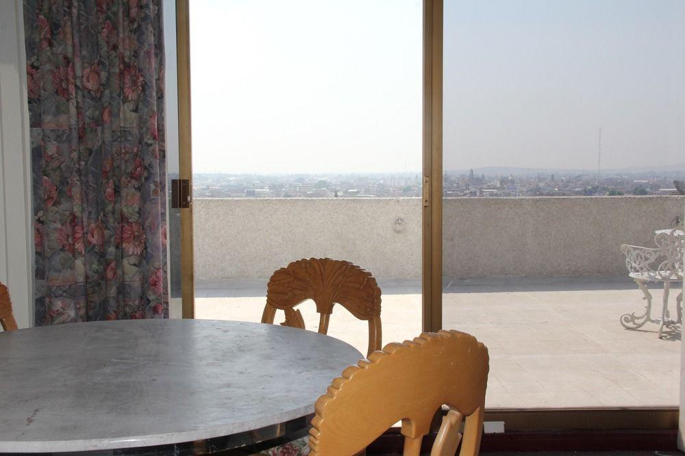 image-housing-carousel