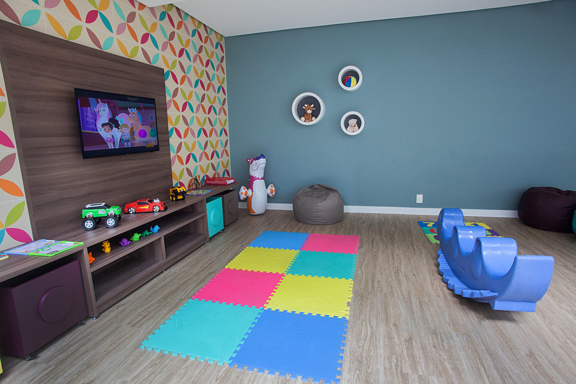 image-housing-carousel