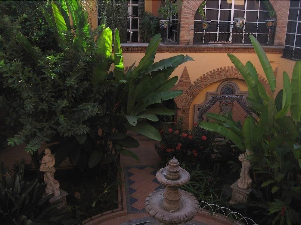 image-housing-carousel