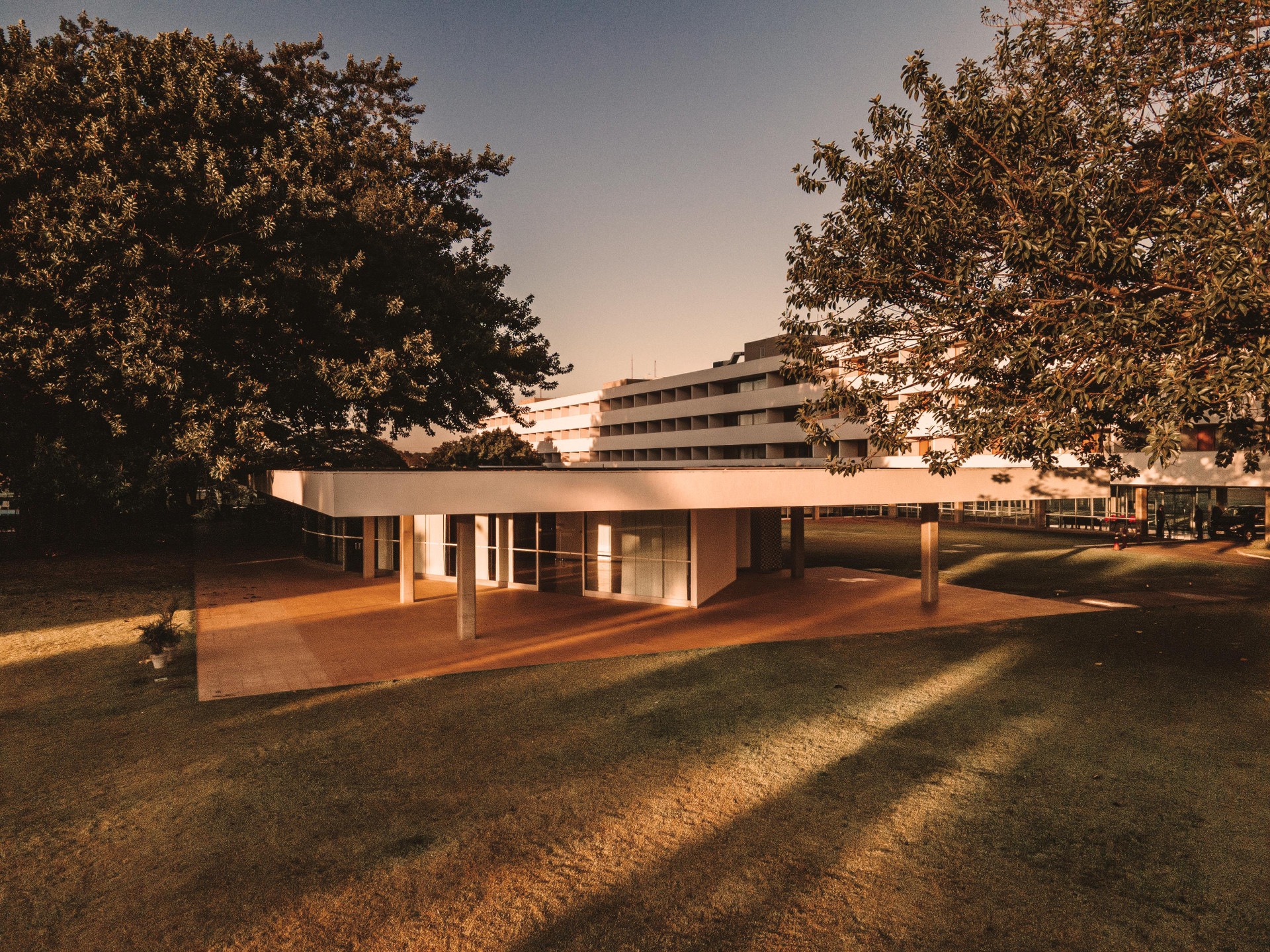 image-housing-carousel